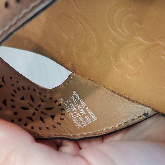 Clarks "Like New"Womens T Strap Wedge Comfort Sandals shoes sz 8M - Picture 10 of 11